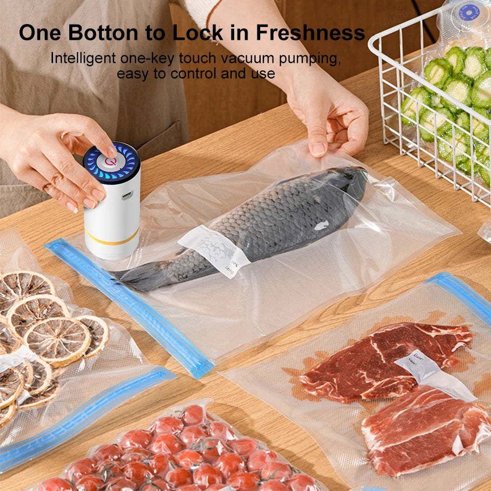 Une main utilise une pompe à air électrique portative pour sceller un sac de poisson, avec d'autres aliments comme de la vian