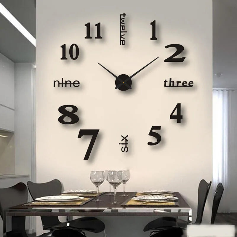 Moderne Wanduhr mit schwarzen Ziffern und Zeigern, montiert an einer weißen Wand über einem Esstisch.