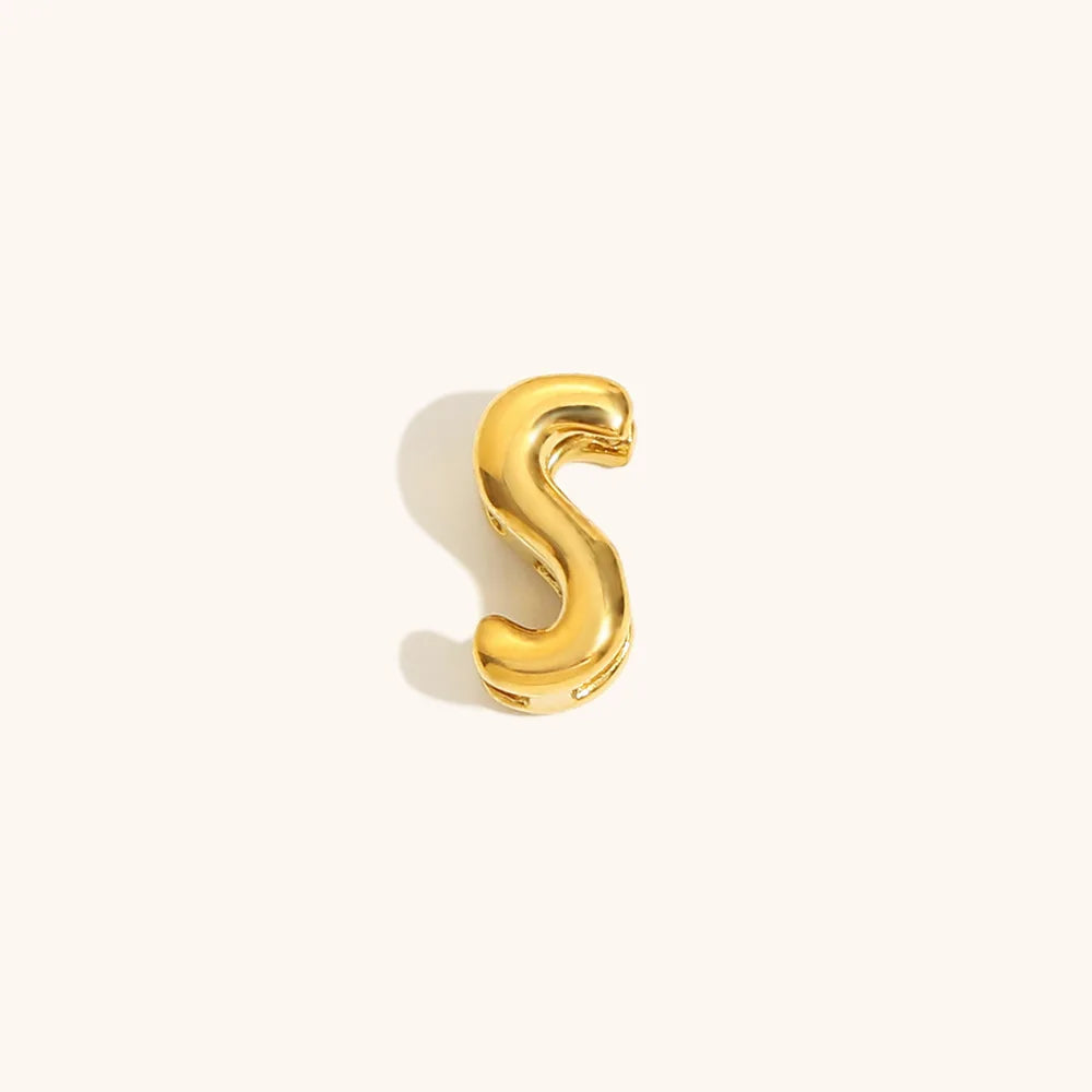 Nahaufnahme einer goldvergoldeten 3D-Blasenbuchstaben-S-Kette.