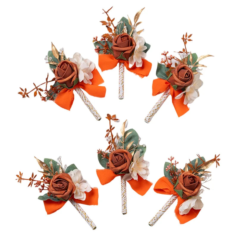 Boutonnière vintage en soie orange avec une rose marron et une fleur blanche d'accent