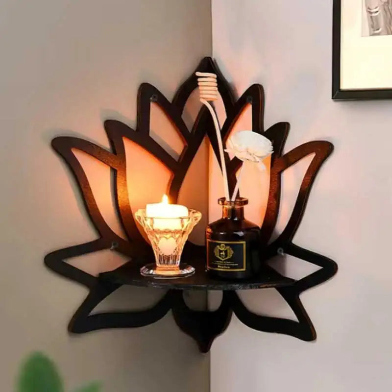 Estante de loto de madera decorativo con una vela encendida y una flor blanca de tallo esbelto.