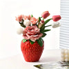 Kreatische, stachel-förmige Hartfleuriervase mit rosa und weißen Rosen.