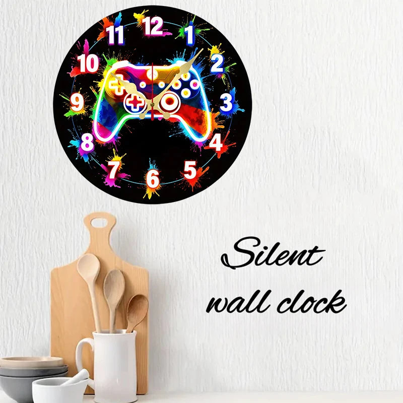 Reloj de pared de madera redondo colgante con números de neón coloridos y diseño de joystick en una pared blanca.