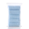 Paquete de plástico transparente con 5 toallitas orgánicas de algodón para bebé y cara de color azul claro.