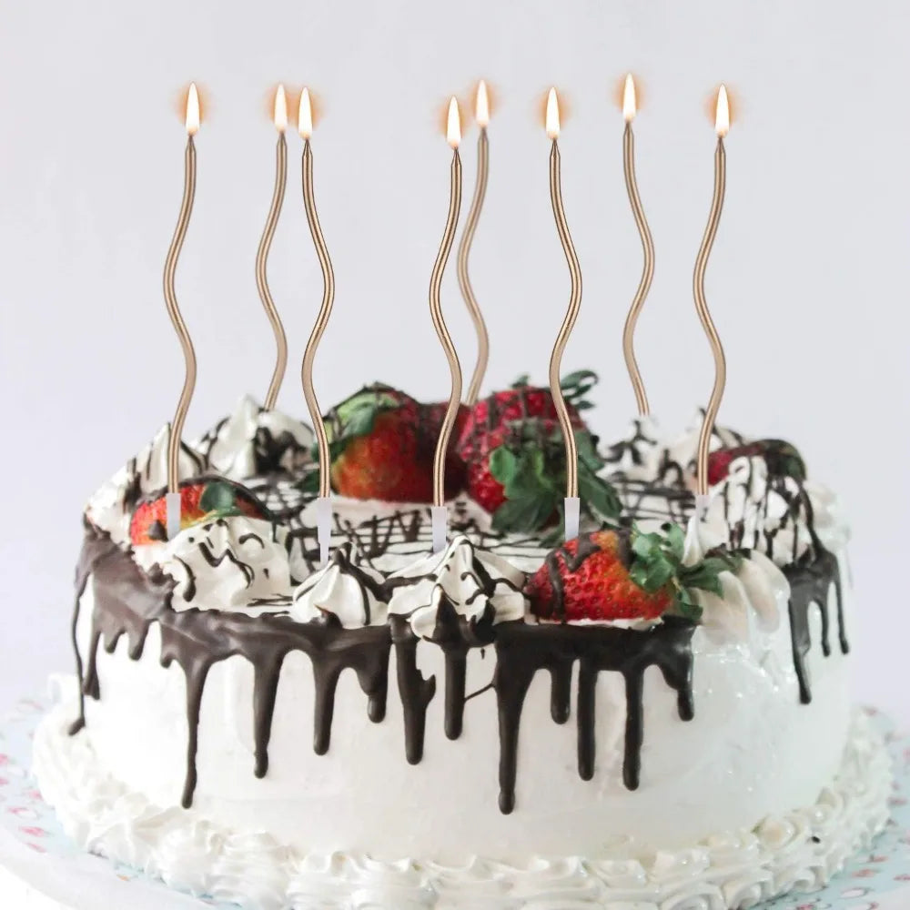 Weißer Geburtstagskuchen mit Schokoladendrip und frischen Erdbeeren, gekrönt von dekorativen Spiralkerzen.
