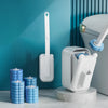 Un set de brosses de toilette jetables murales blanches avec une longue poignée, affiché contre un mur rayé bleu sarcelle et 