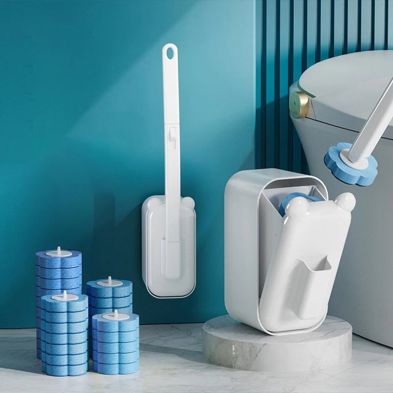 Un set de brosses de toilette jetables murales blanches avec une longue poignée, affiché contre un mur rayé bleu sarcelle et 