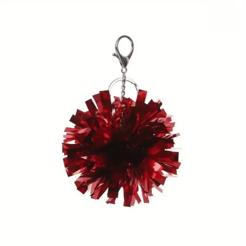 Dunkelrote Pom-Pom-Anhänger mit silbernem Haken.