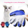 Guantes para acariciar gato azul quitando pelo flotante junto a un gato blanco y una mano