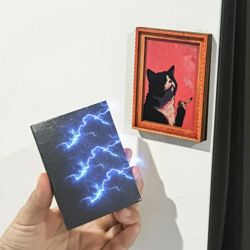 Eine Hand hält eine dunkelblaue quadratische Magnetkarte mit leuchtblauen Blitzmustern vor weißem Hintergrund.