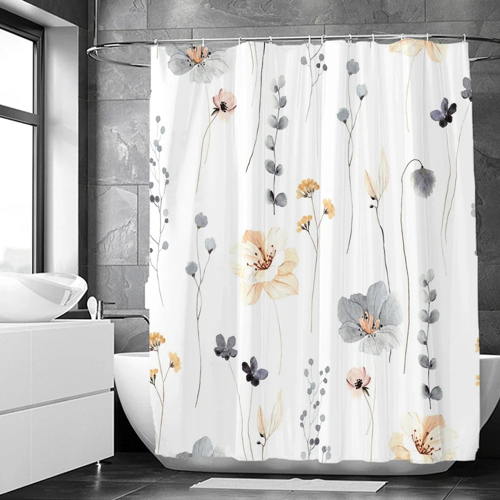Rideau de douche floral élégant avec des fleurs aquarelles délicates et du feuillage dans des tons gris et beige doux.