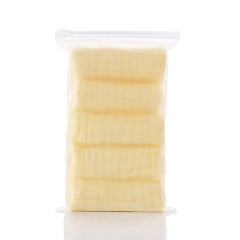 Paquete de plástico transparente con cinco paquetes de toallitas orgánicas para bebé y cara de algodón.