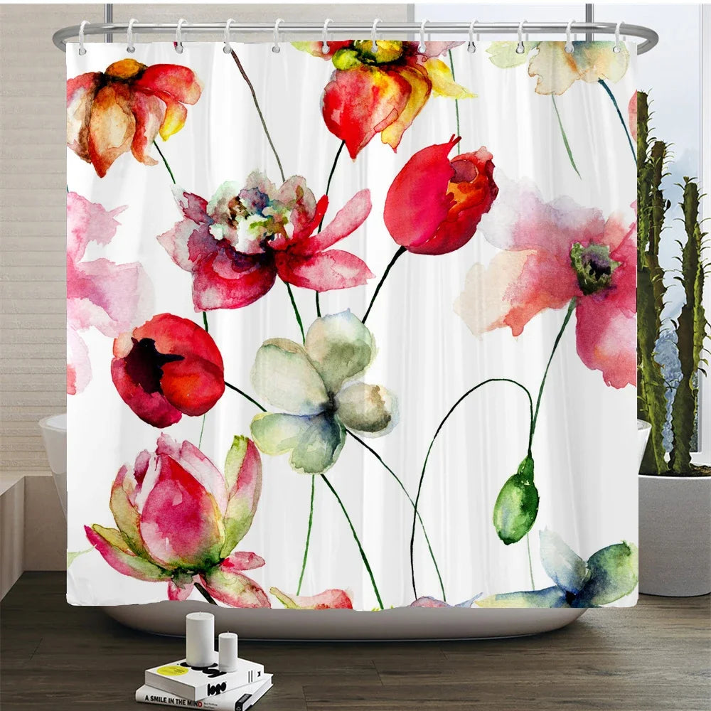 Rideau de douche floral élégant avec des fleurs aquarelle roses, rouges et vertes sur fond blanc.