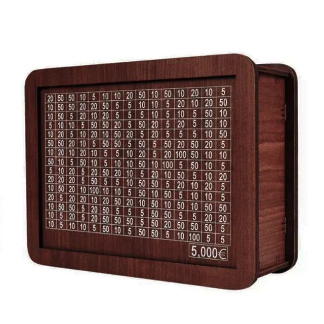 Hucha de madera con ranuras numeradas para monedas.