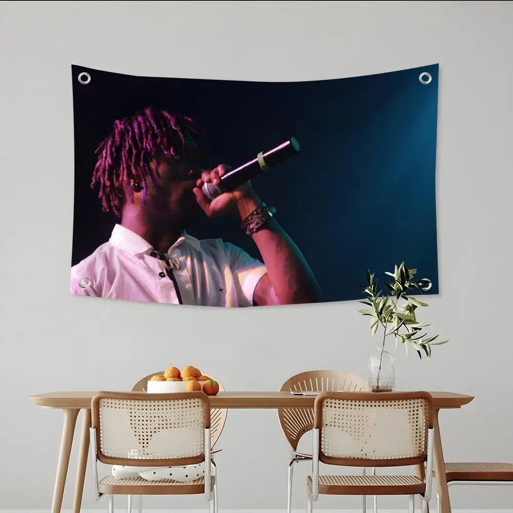 Dunkler Banner mit Person mit Dreadlocks, die ein Musikinstrument spielt, als anpassbare Flaggen-Dekoration.