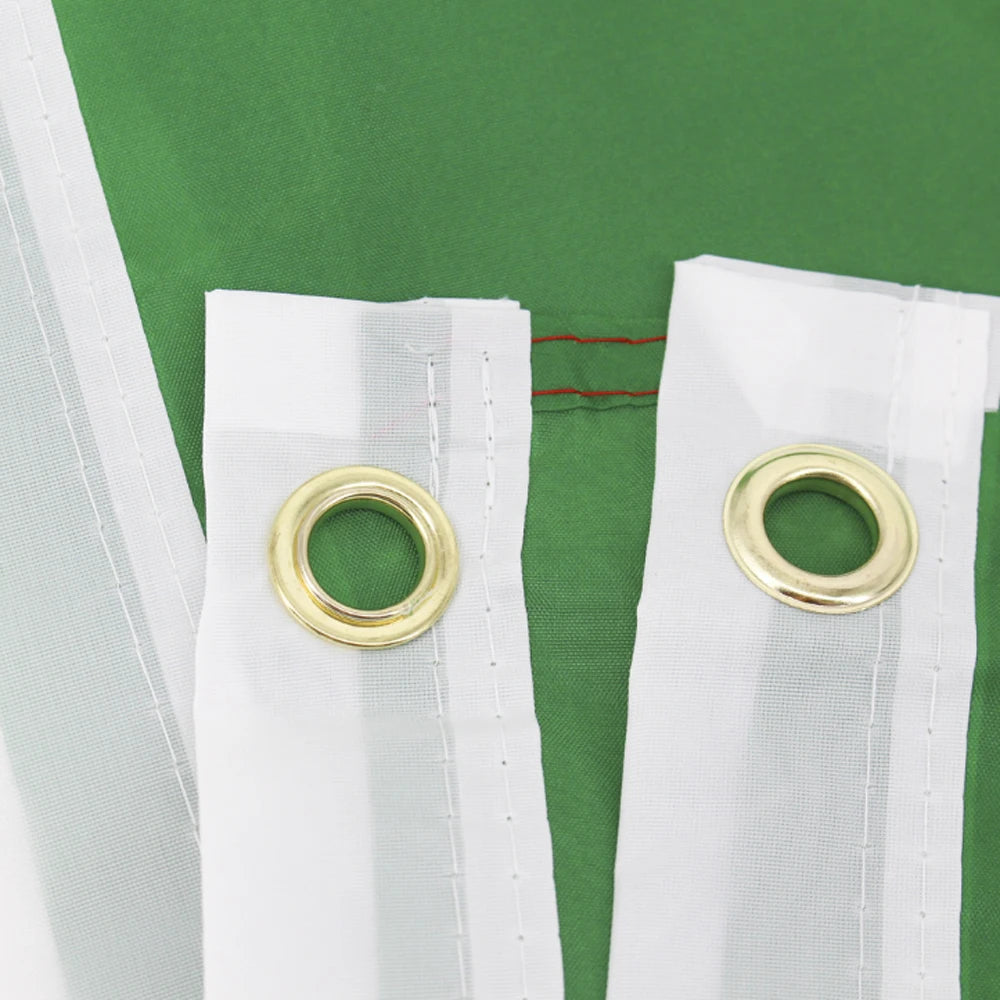 Weißer Polyesterbanner mit goldener Öse vor grünem Hintergrund
