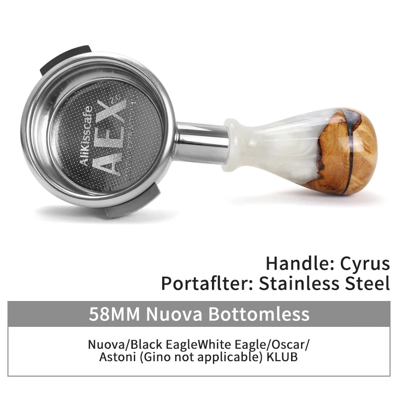 Un portafiltro de acero inoxidable con un mango de madera clara para máquinas de espresso.