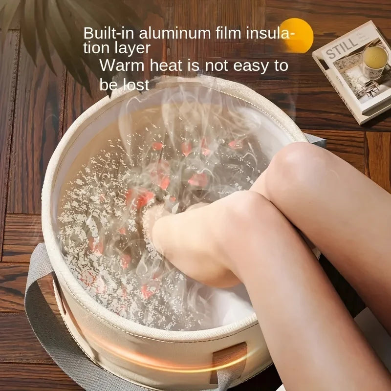 Eine Person taucht ihre Füße in eine faltbare Badewanne mit Aluminiumfolienisolierung.