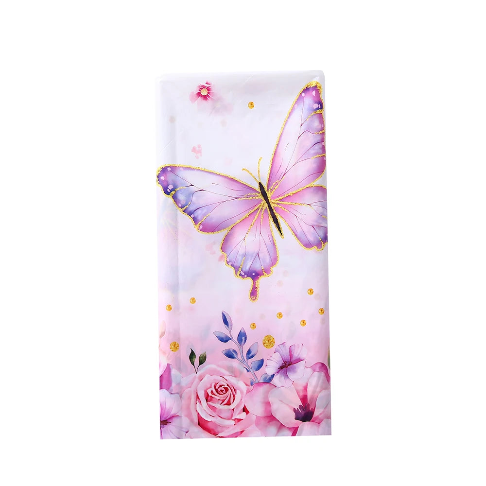 Dessin de papillon aquarelle rose sur un tissu blanc ou une nappe.