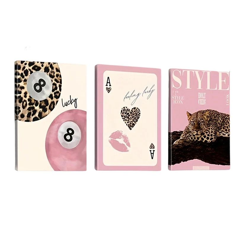 Ein Set aus drei Leinwandkunstwerken mit Leopardenmuster, Pink und einem Tigerkopf.