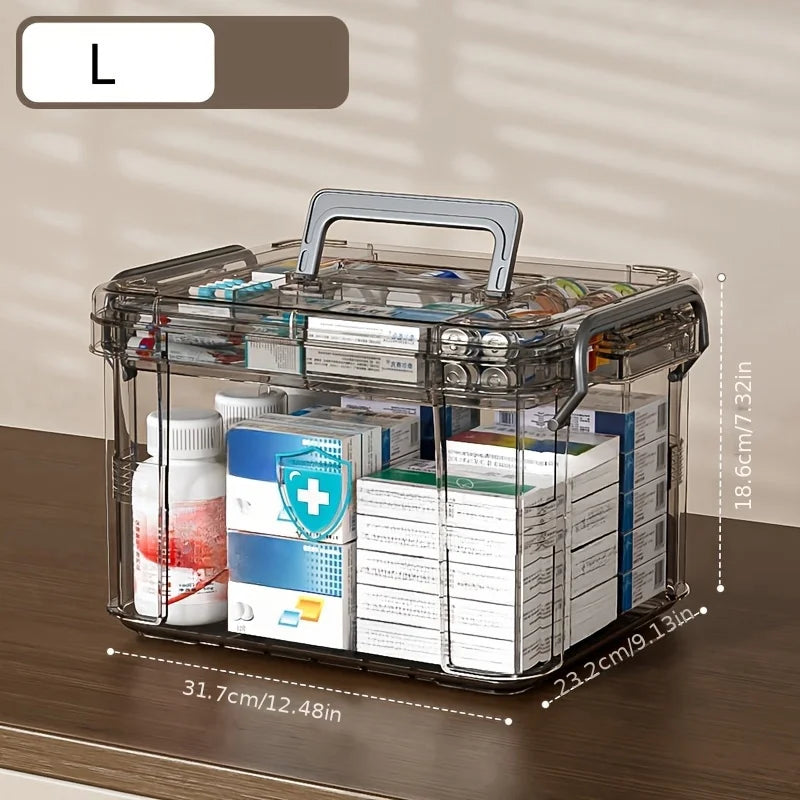 Transparente Plastik-Erste-Hilfe-Box mit Henkel, gefüllt mit verschiedenen medizinischen Hilfsmitteln.
