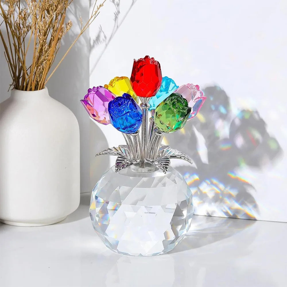 Skulptur aus farbigen Kristallrosen in rosa, blau und grün mit klarem Glasfuß