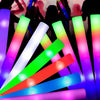 Eine Gruppe von Menschen, die bunte LED-Stäbchen in einer Party benutzen.
