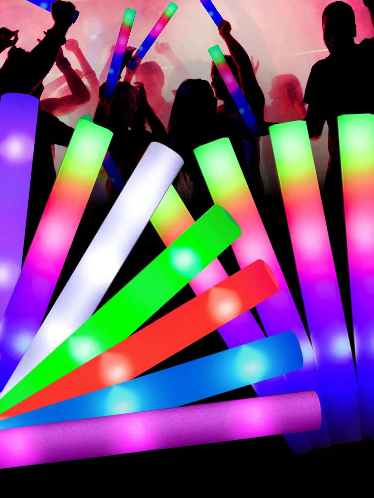 Eine Gruppe von Menschen, die bunte LED-Stäbchen in einer Party benutzen.