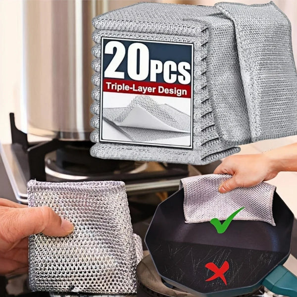 Ein Stapel grauer dreilayer Reinigungstücher neben einer Hand mit einem einzelnen Tuch.