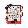 Insignia de esmalte con silueta de murciélago y el texto: Un lector sin su Kindle es una tragedia