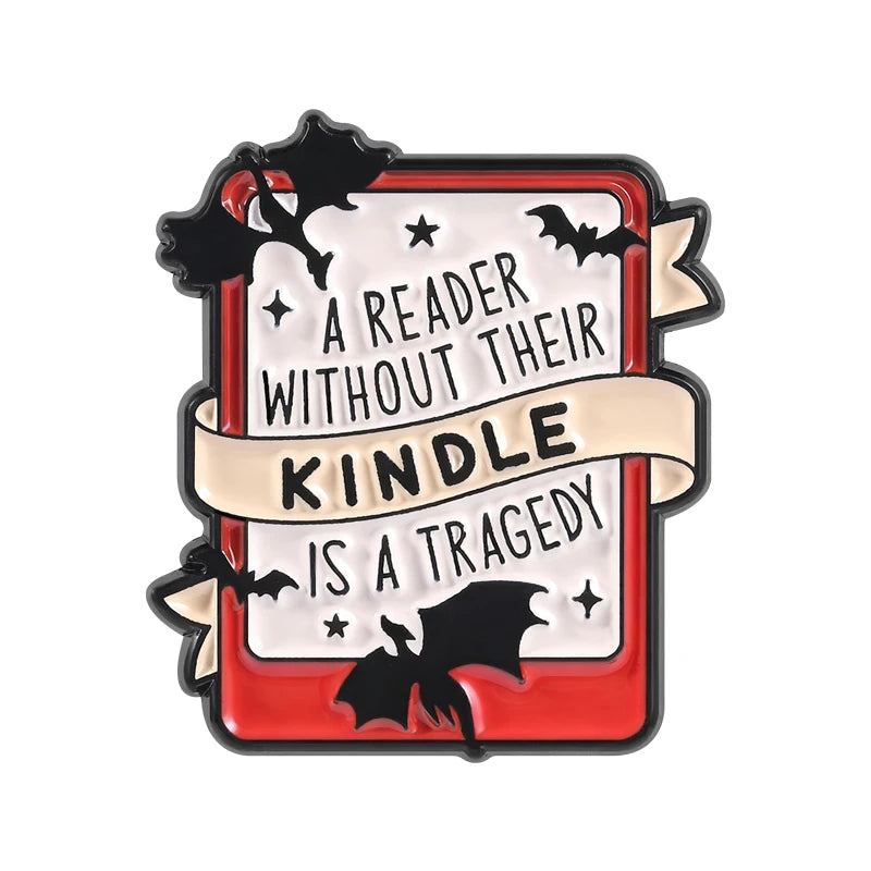 Insignia de esmalte con silueta de murciélago y el texto: Un lector sin su Kindle es una tragedia