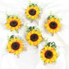 Boutonnière vintage en soie orange pour garçons d'honneur avec un tournesol jaune vif et du feuillage.
