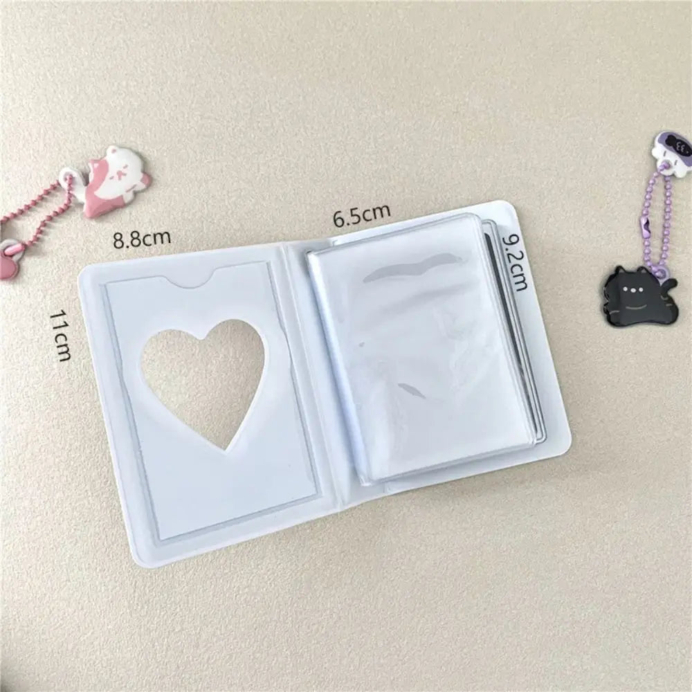 Álbum de fotos de plástico transparente con compartimento en forma de corazón y una sección rectangular, junto a pequeños ado