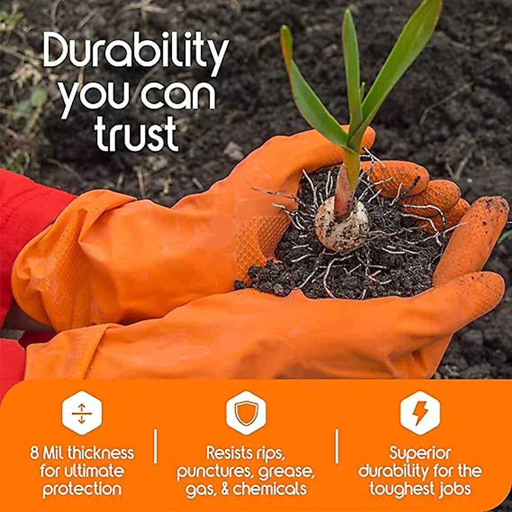 Guantes de trabajo de nitrilo naranja sosteniendo una planta pequeña en tierra oscura, demostrando durabilidad y protección.