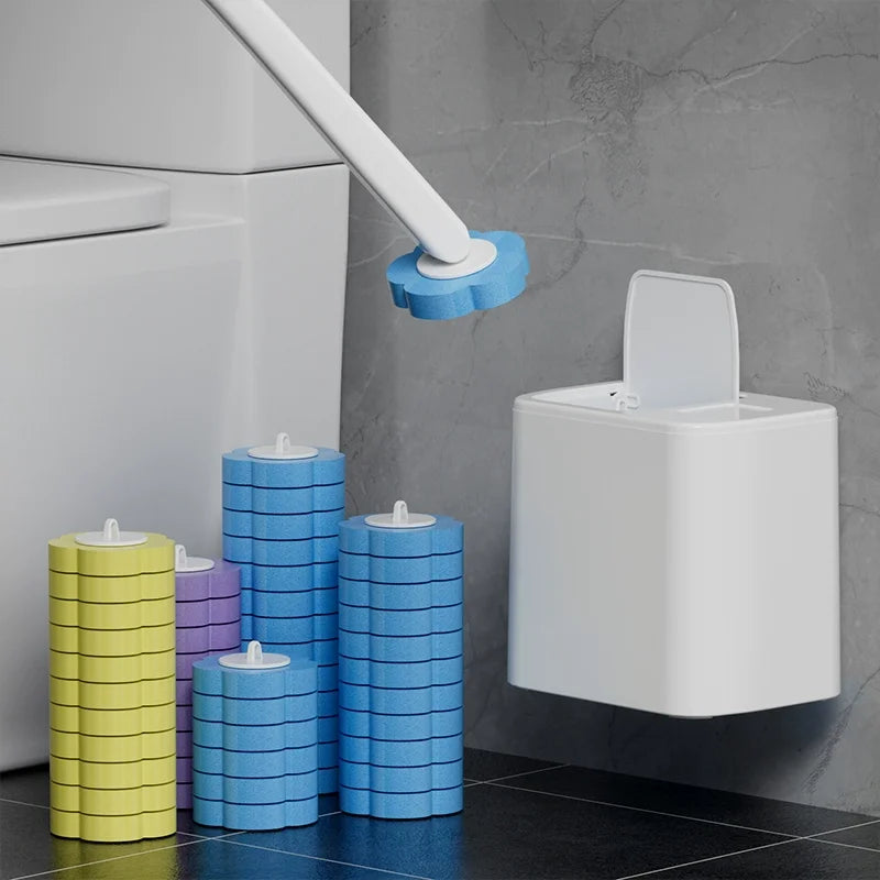 Kit de brosse de toilette jetable avec des brosses cylindriques bleues et jaunes accrochées à un mur gris.