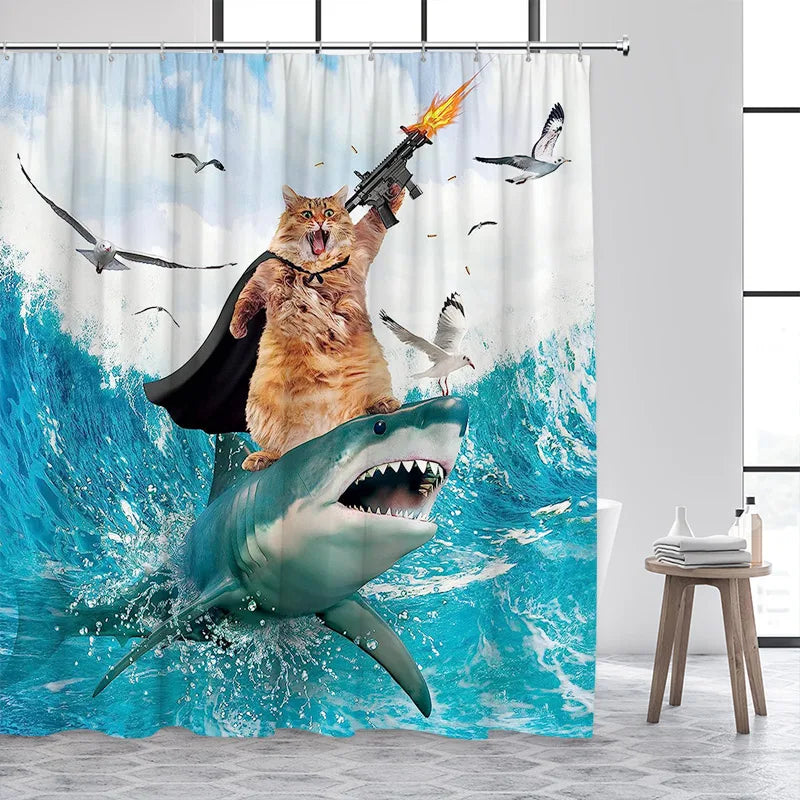Cortina de ducha con un gato con un arma y un tiburón en un mar azul turbulento.