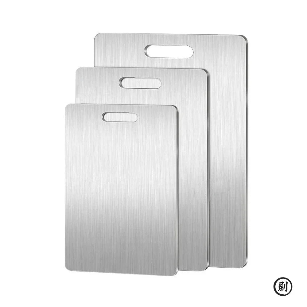 Tabla de cortar de acero inoxidable de doble cara con diseño rectangular moderno.