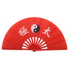 Un éventail de martial arts traditionnel en bambou rouge avec des caractères chinois blancs et un symbole yin-yang.