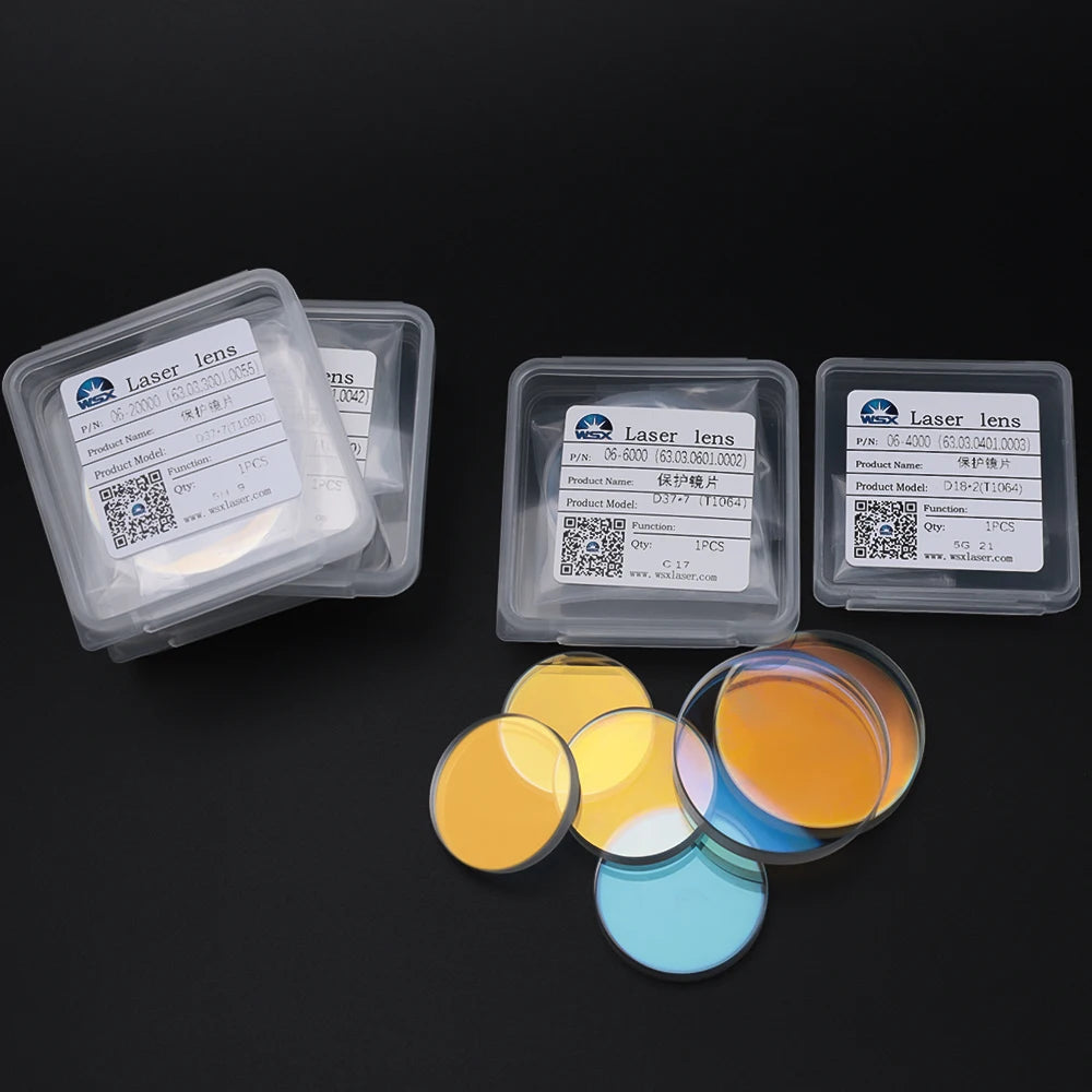 Un ensemble de contenants en plastique transparent pour des lentilles laser et des échantillons de liquide coloré pour les te