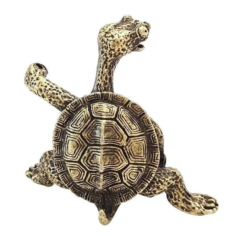 Petite tortue en métal utilisée comme support d'encens pour la méditation et la décoration intérieure.