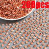 Eine Ansammlung von 200 Mini-Capybara-Resinfiguren in verschiedenen Braun- und Beigetönen.