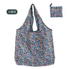 Mehrweg-Tasche mit Blumenmuster und Kordelzug sowie passender Beutel.