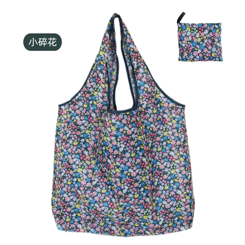 Mehrweg-Tasche mit Blumenmuster und Kordelzug sowie passender Beutel.