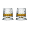 Un par de vasos de whisky texturizados y facetados con detalles dorados y bases a juego.