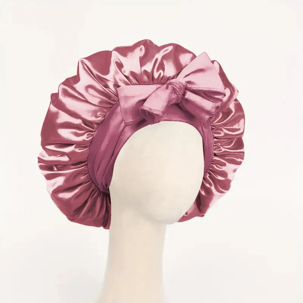 Rosa Satin-Seiden-Haube mit Schleife auf einem Mannequin-Kopf