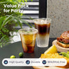 Ein Wertpaket für eine Party mit durchsichtigen Plastikbechern mit Deckeln und Strohhalmen, Zitrusscheiben und Essen.