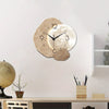 Horloge murale moderne avec motif de lune, cadran texturé brun clair et chiffres.
