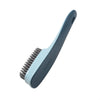 Brosse multifonction bleu clair pour nettoyer les chaussures et les vêtements, avec un manche et des poils.
