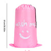 Sac de lessive et de rangement en nylon rose résistant avec l'inscription 'wash me' sur fond blanc.