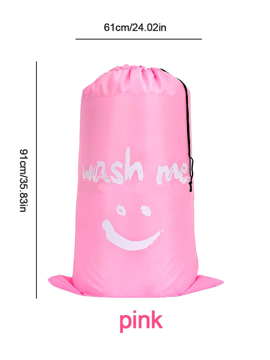 Sac de lessive et de rangement en nylon rose résistant avec l'inscription 'wash me' sur fond blanc.